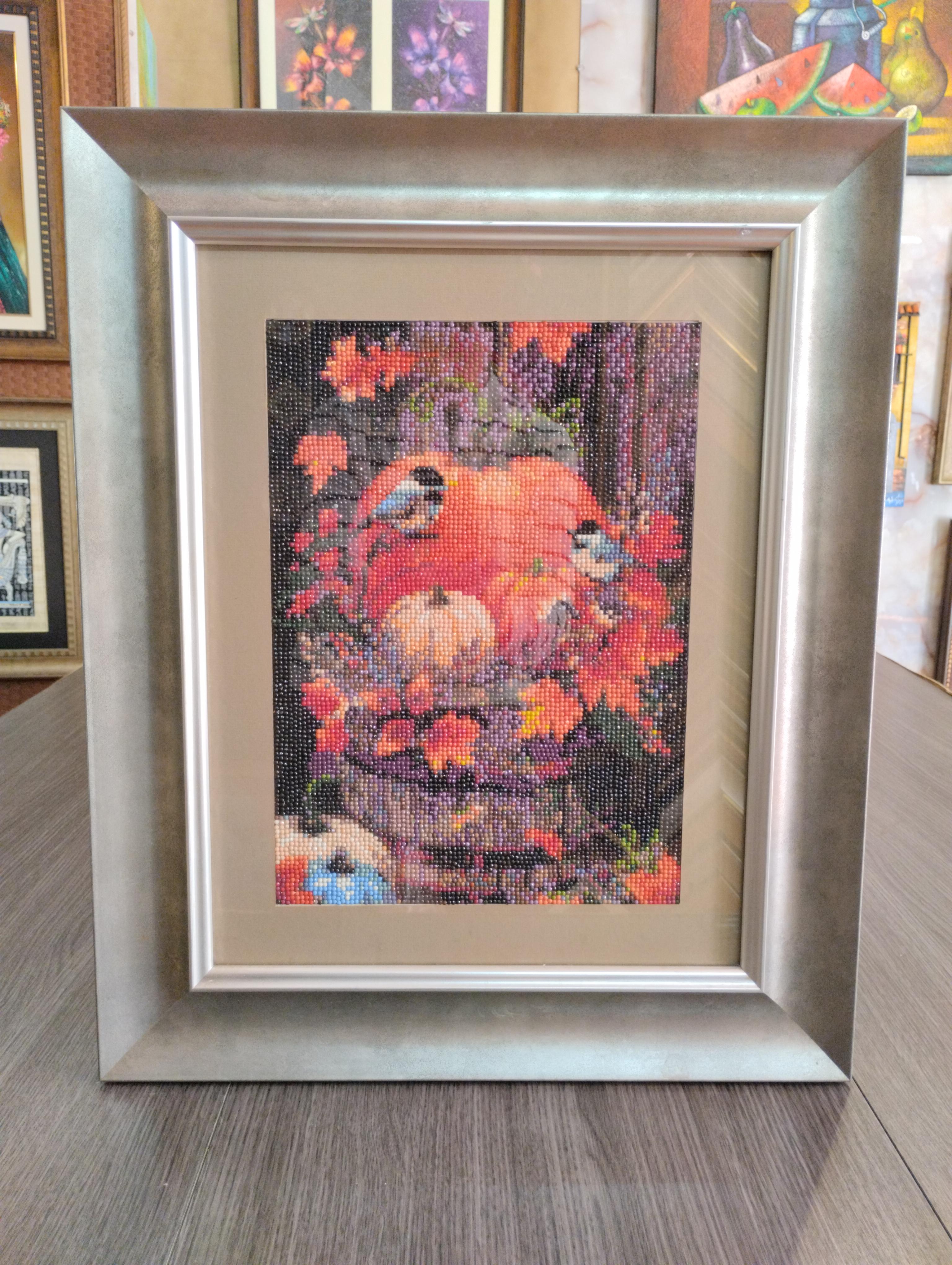 Calabaza. Calabaza en pintura diamante con tonos calidos y brillantes; los cristales reflejan la luz creando una imagen decorativa, llamativa y texturizada.