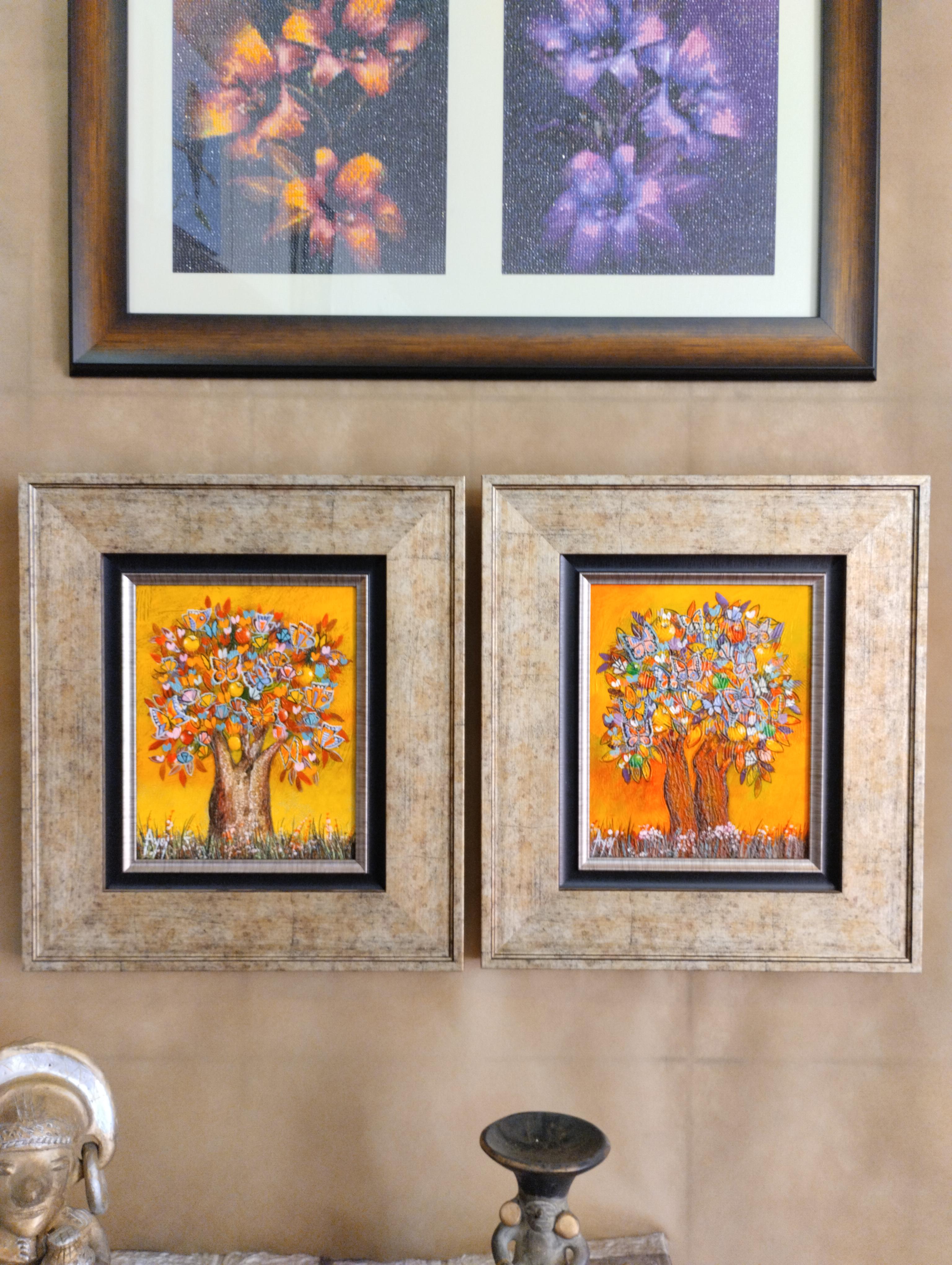 Arboles de la vida. Arboles estilizado en oleo con follaje lleno de flores, mariposas y frutos en tonos vibrantes, creando una escena alegre, colorida y decorativa.