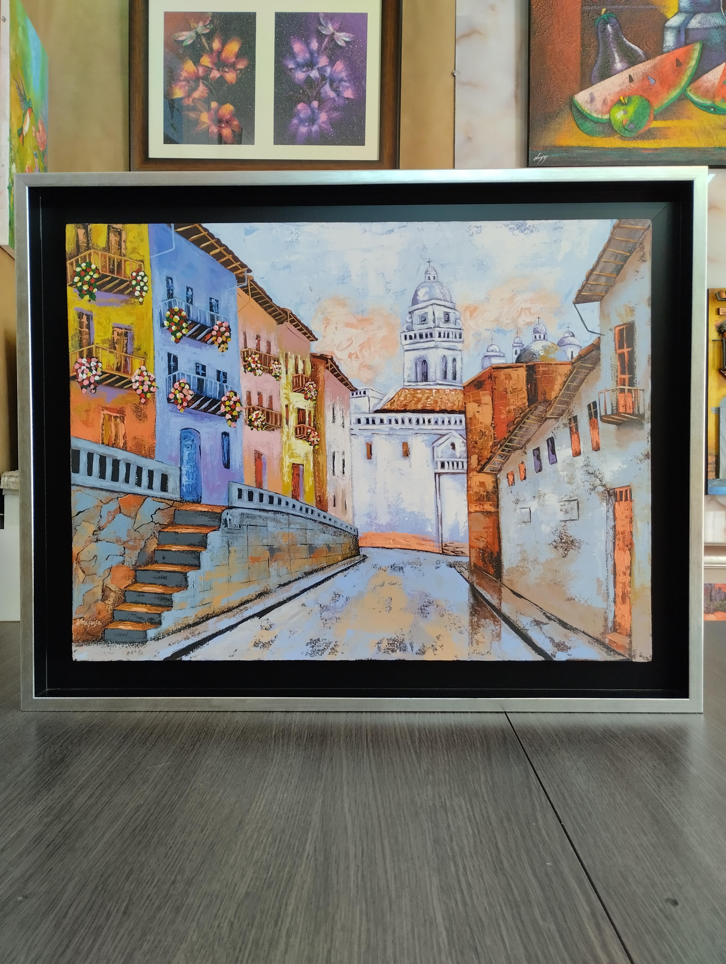 Santo Domingo. Calle colonial con fachadas coloridas y balcones floridos que conduce a la iglesia de Santo Domingo, creando una escena calida y tradicional.