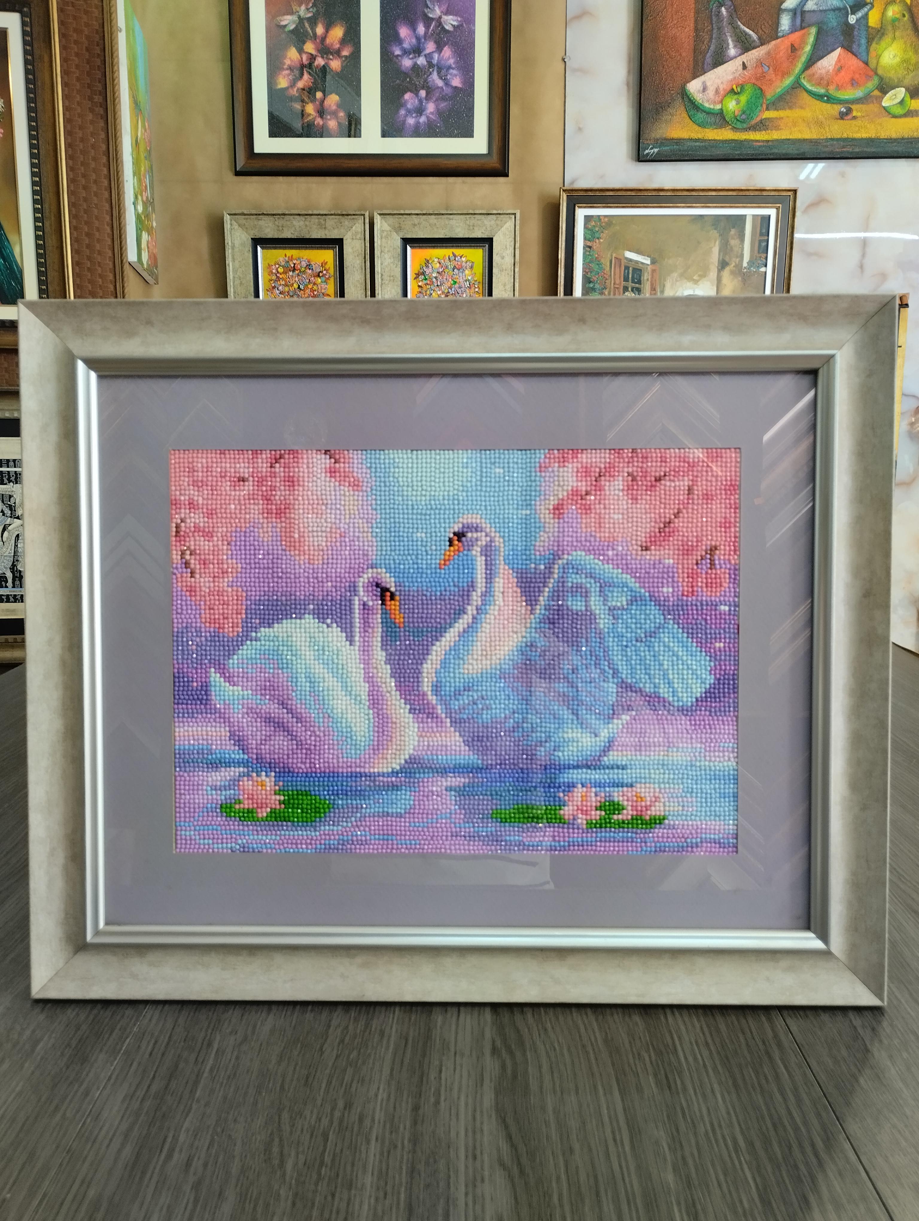 Pareja de Cisnes. Pareja de cisnes en lago con tonos suaves rosados y azules, rodeados de flores, creando una escena romantica y luminosa con efecto brillante.