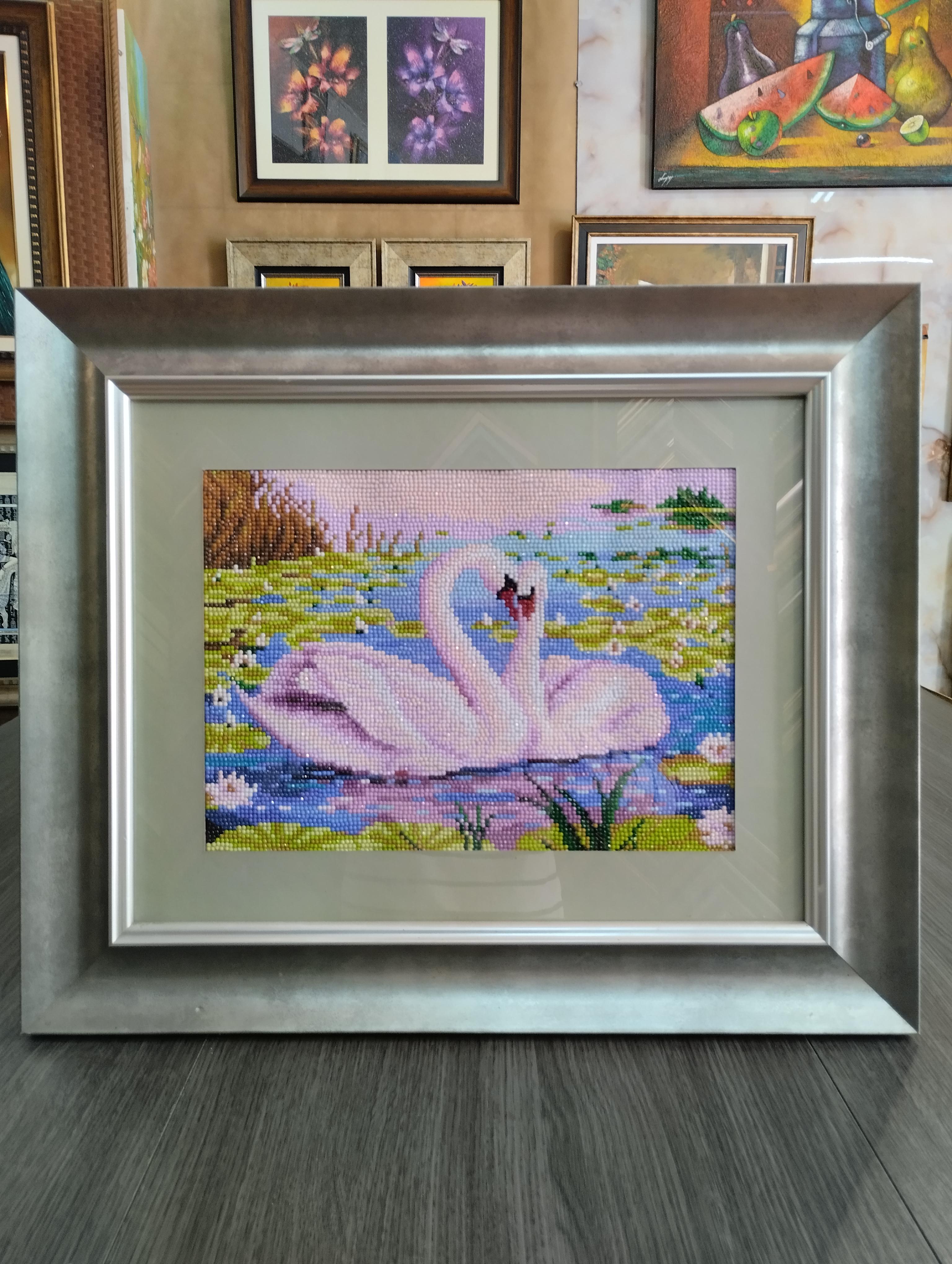 Pareja de Cisnes verde. Pareja de cisnes rodeados de nenufares sobre aguas tranquilas, en tonos suaves y brillantes que crean una escena romantica y armoniosa.