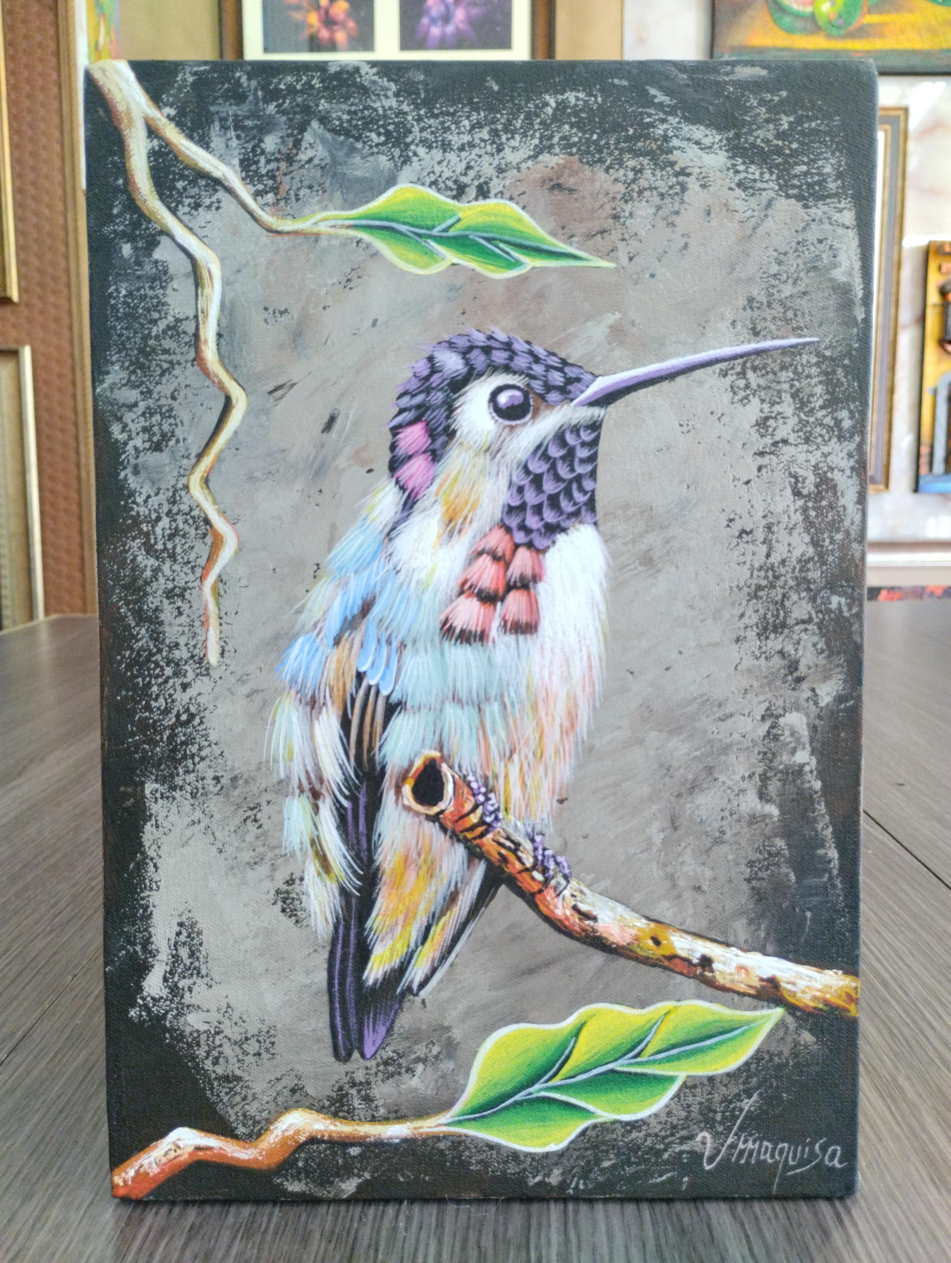 Colibri Danza del Viento. Colibri de cola larga en tonos verdes y azules suspendido en el aire junto a hojas, sobre fondo degradado que transmite movimiento y ligereza.