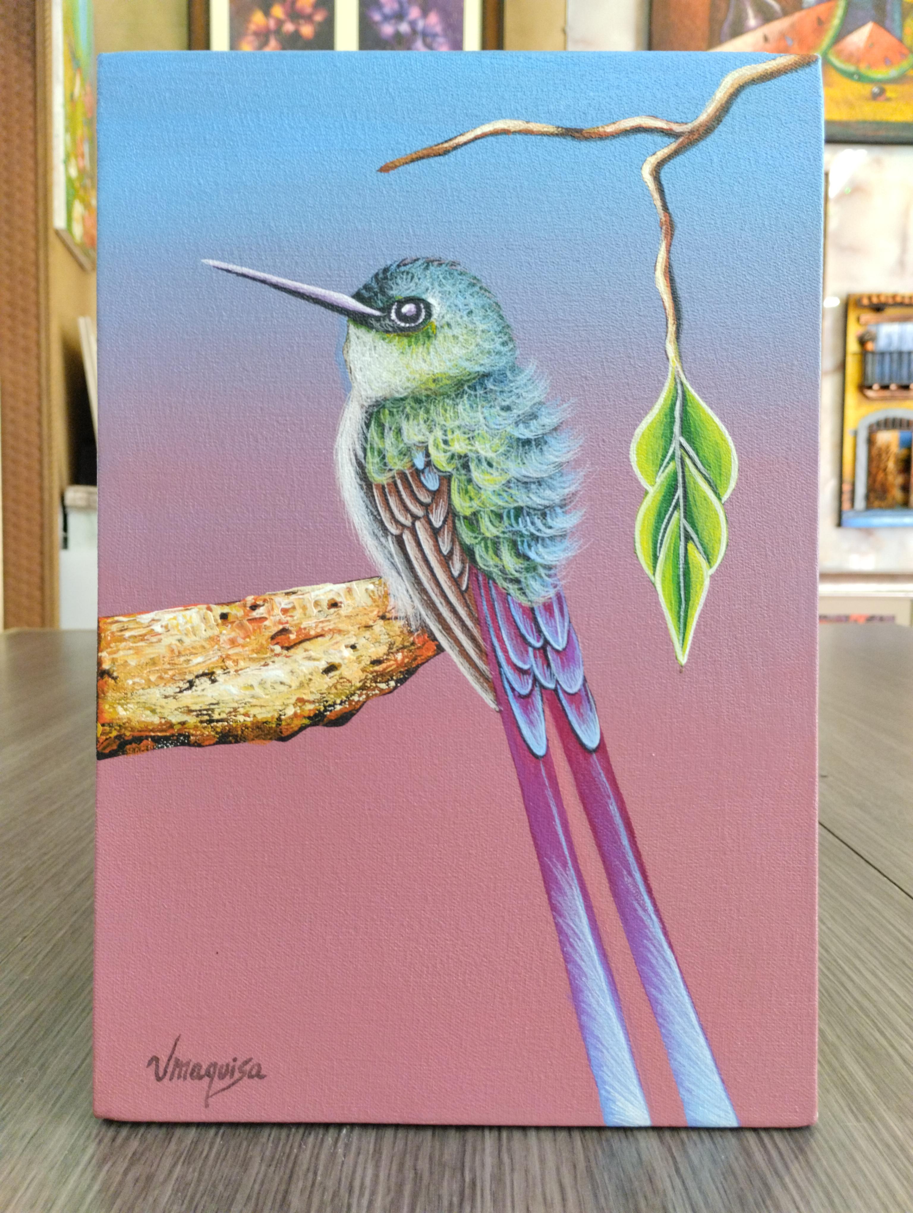 Colibri Quietud del Alba. Pequeno colibri en tonos naturales posado en una rama, con fondo claro y suave que aporta calma y destaca los detalles sutiles del plumaje.