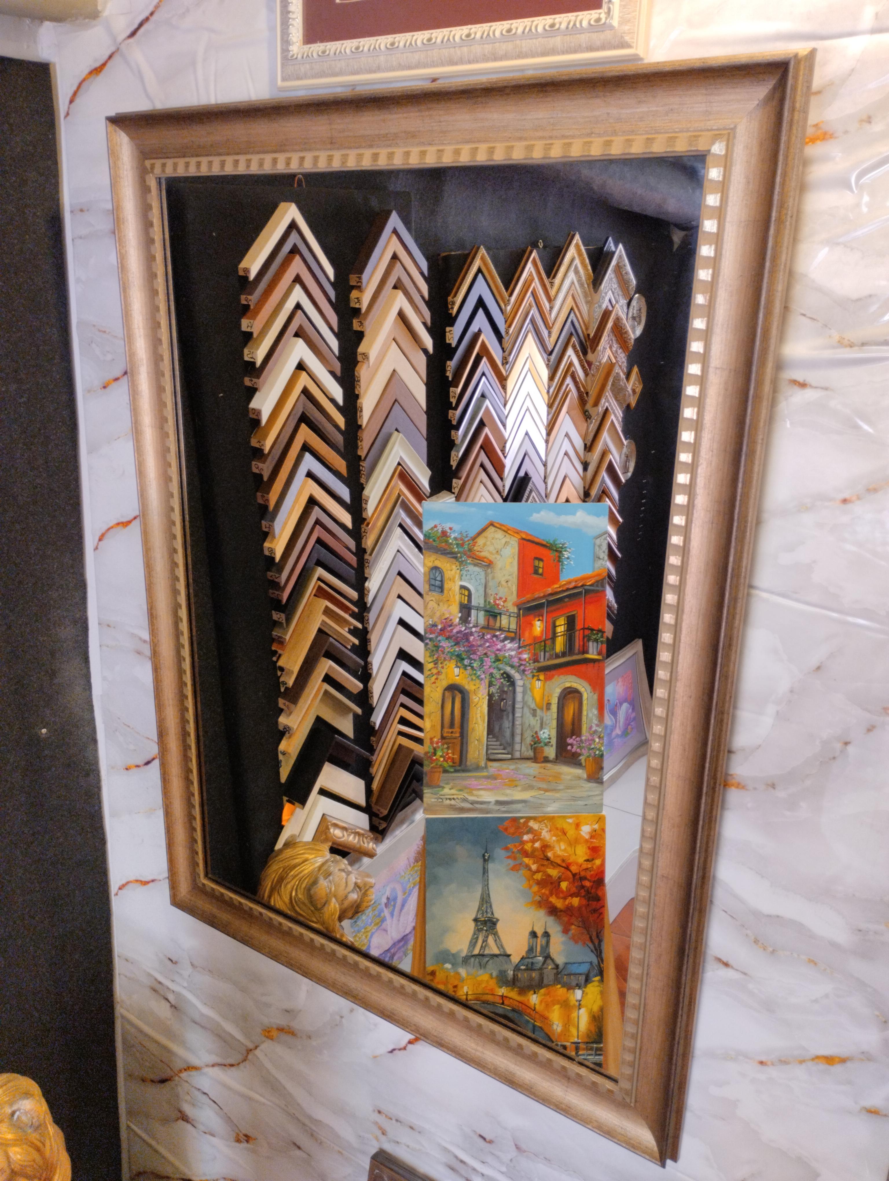 Espejo grande. Espejo de gran formato con marco ancho en tonos madera y dorado, con detalles tallados y patron decorativo que aporta elegancia clasica.