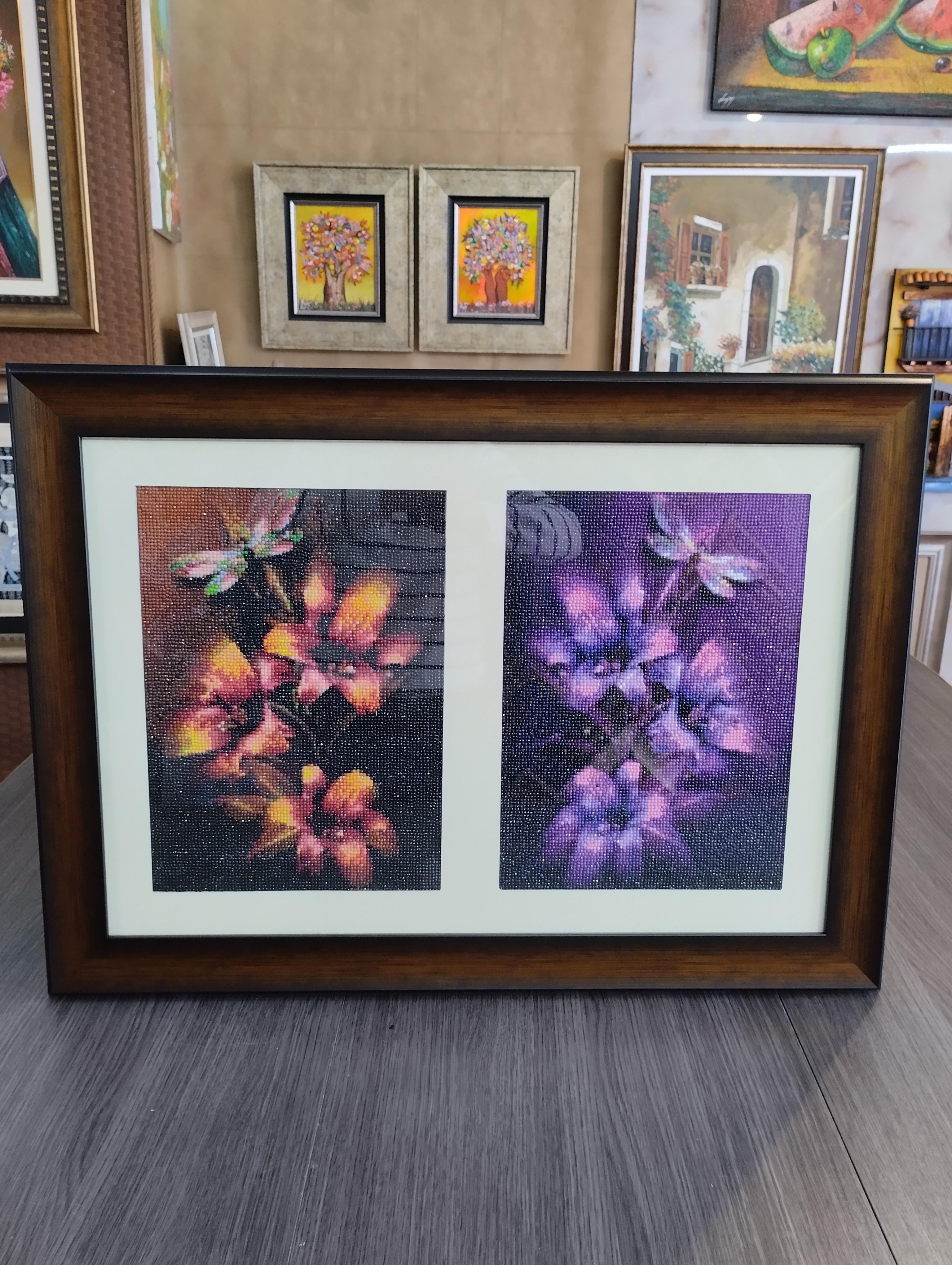 Lirios. Dos composiciones de flores tipo lirio en tonos calidos y violetas, acompanadas de libelulas, con efecto brillante y textura marcada en fondo oscuro.