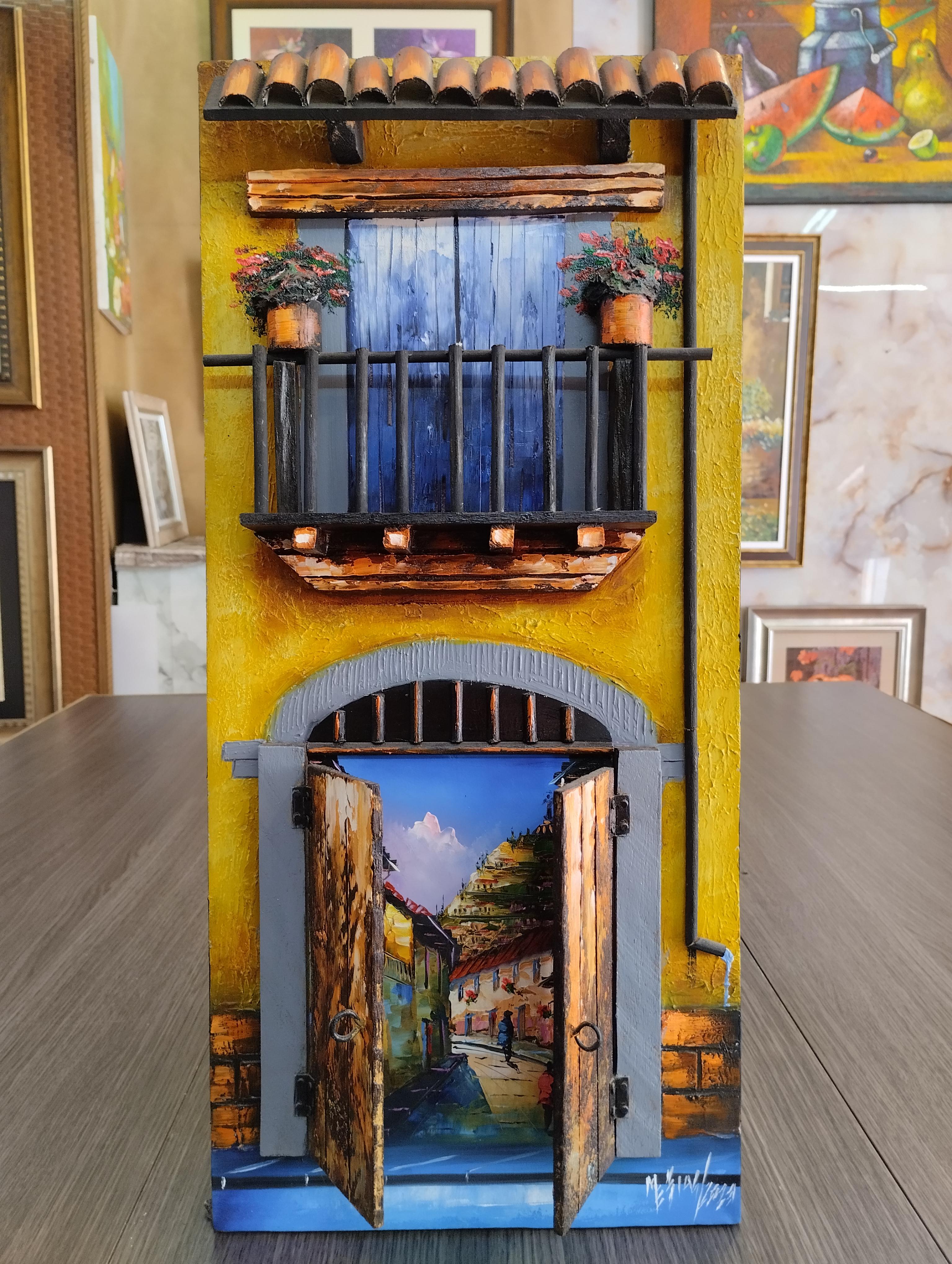 Balcon al Panecillo. Fachada amarilla con balcon y macetas, puertas abiertas revelan una calle pintoresca en perspectiva, combinando relieve y pintura en una escena calida.