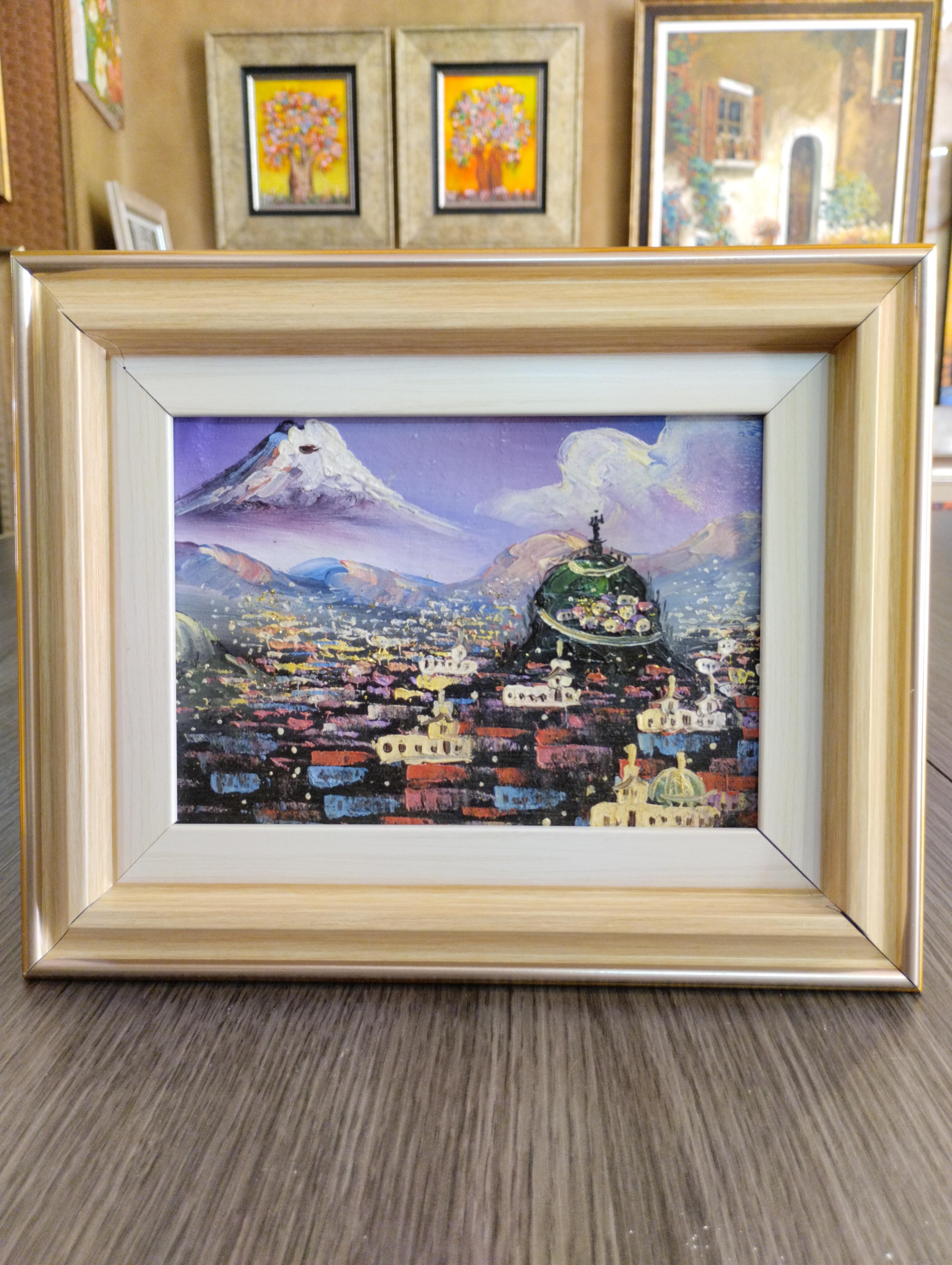 Panecillo con volcan. Paisaje con el Panecillo en primer plano y un volcan al fondo, rodeado de cielo claro y vegetacion, con figuras pequenas que aportan vida a la escena.