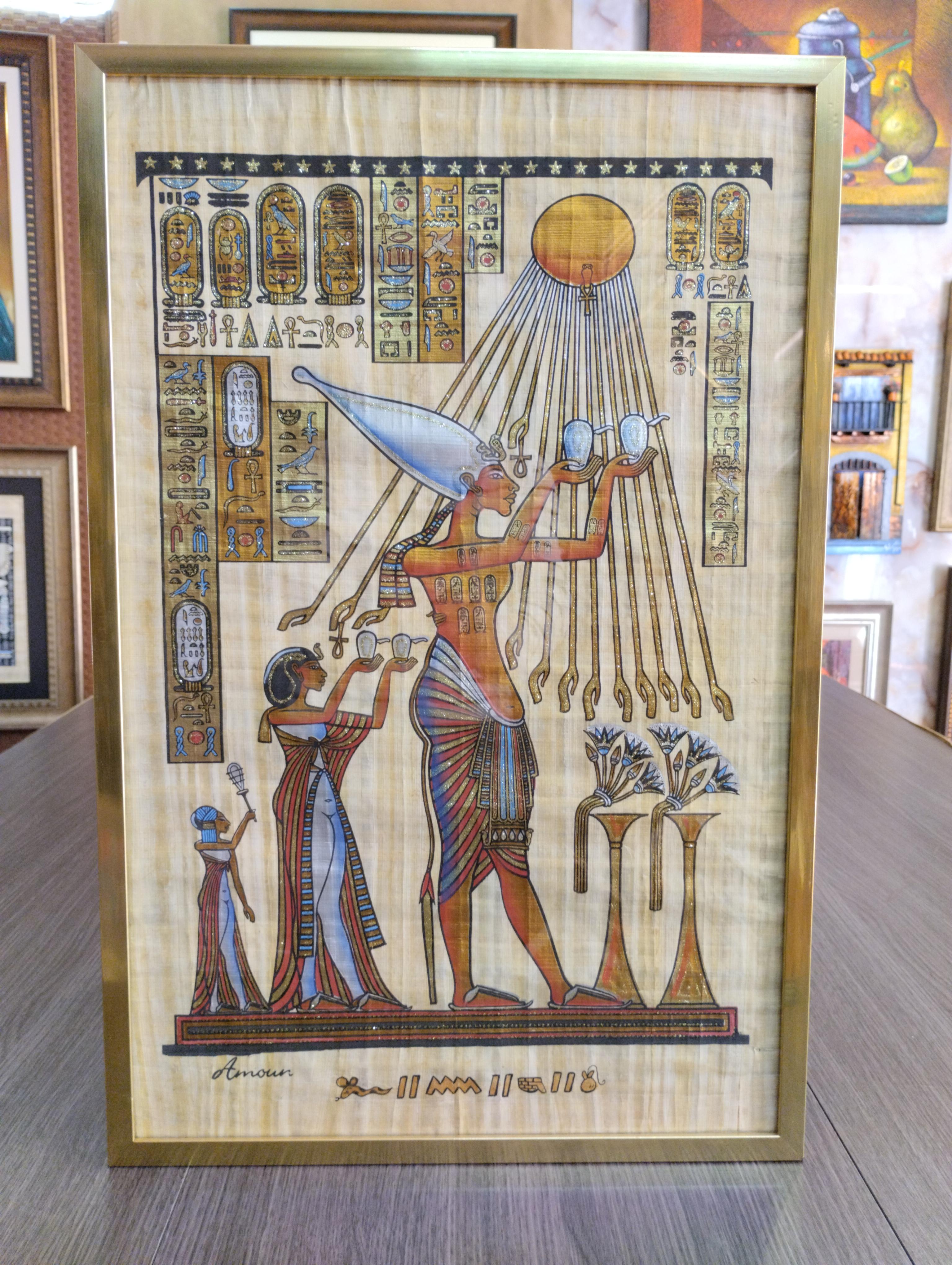 Papiro Ofrenda al Disco Solar. Figura egipcia ofrece simbolos bajo rayos solares y jeroglificos, acompanada por asistentes, en tonos calidos sobre papiro con marco dorado sencillo.