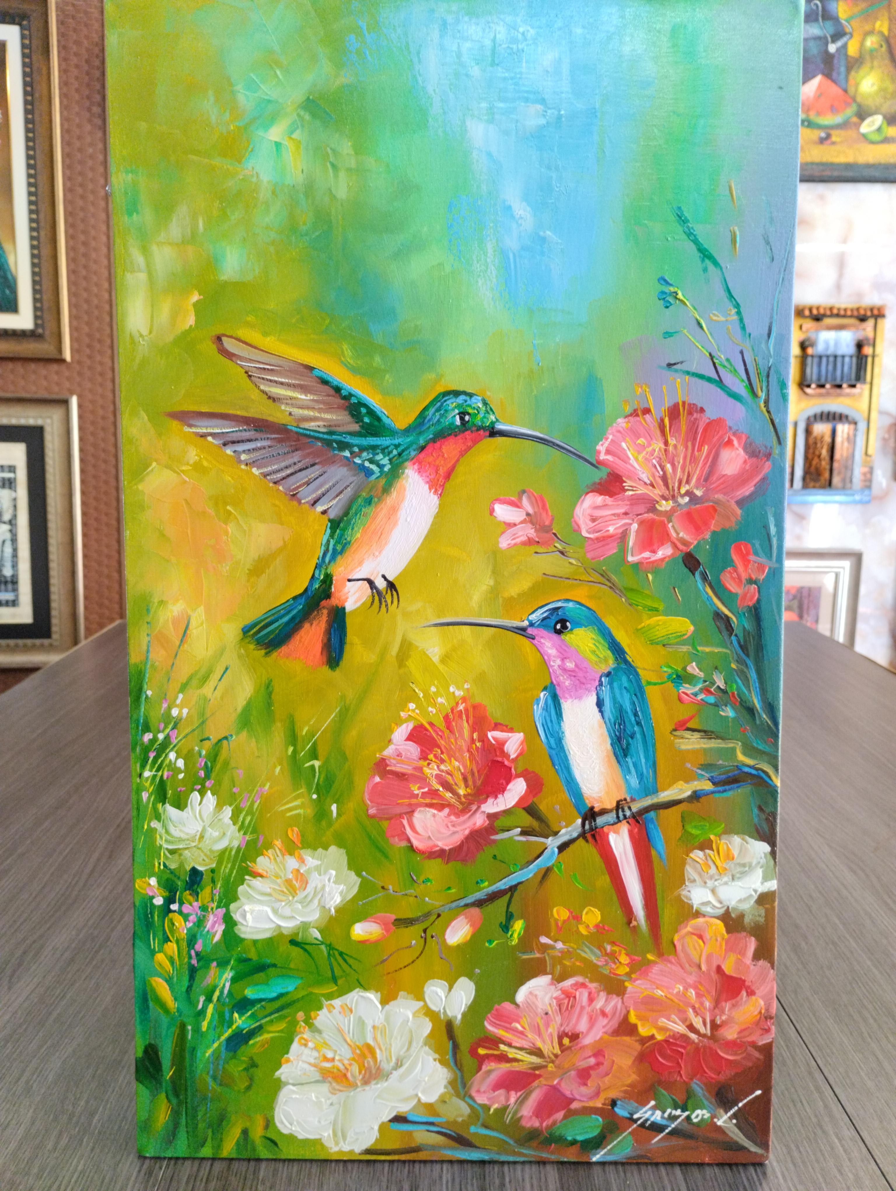 Pareja colibri. Dos colibries de vivos colores flotan entre flores rosadas y blancas, sobre un fondo verde luminoso con pinceladas suaves y atmosfera alegre.