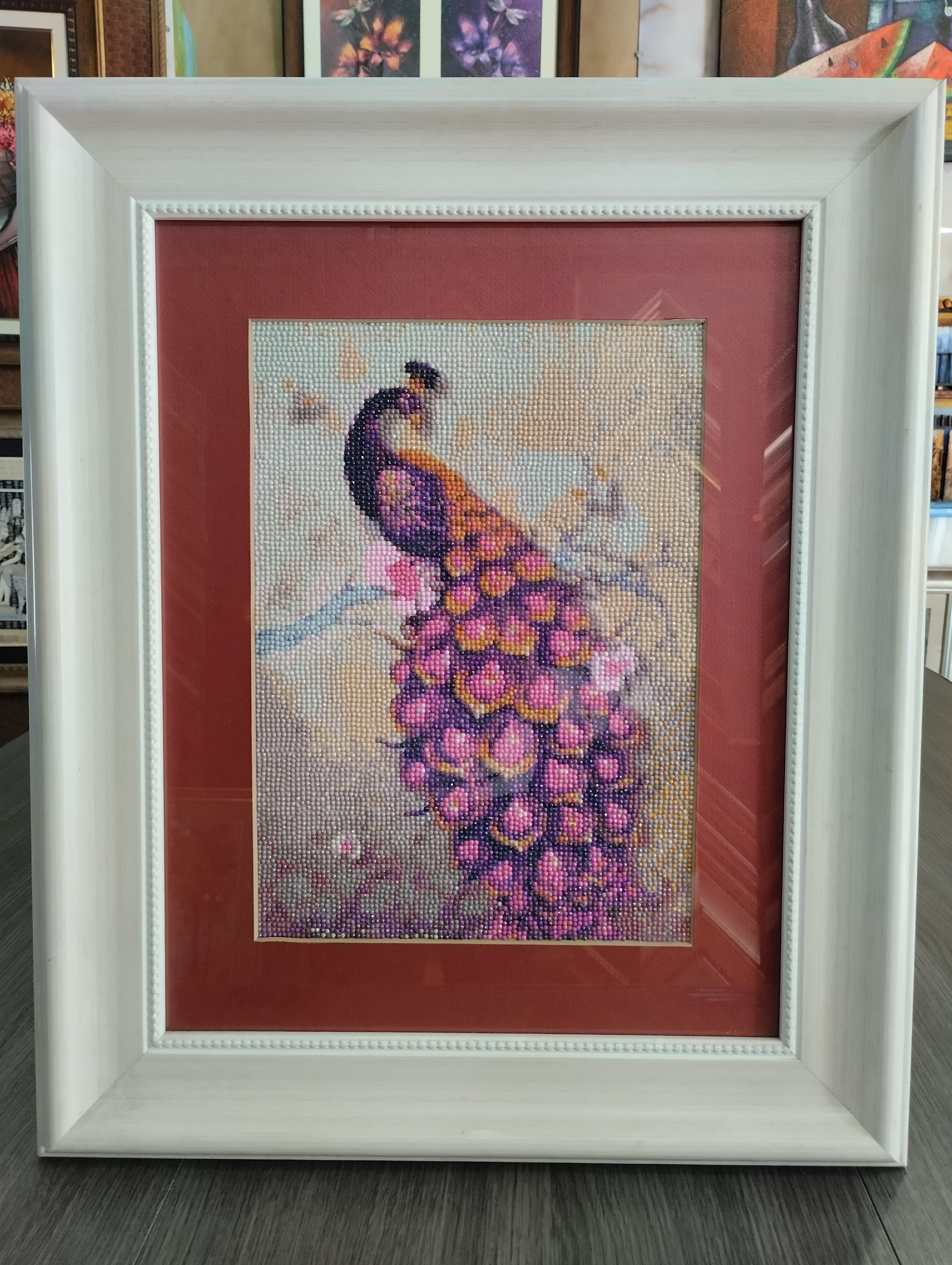 Pavo real. Pavo real de tonos purpura y rosados formado por pequenas piezas brillantes, centrado sobre fondo suave; marco blanco ancho con borde interno rojizo elegante.