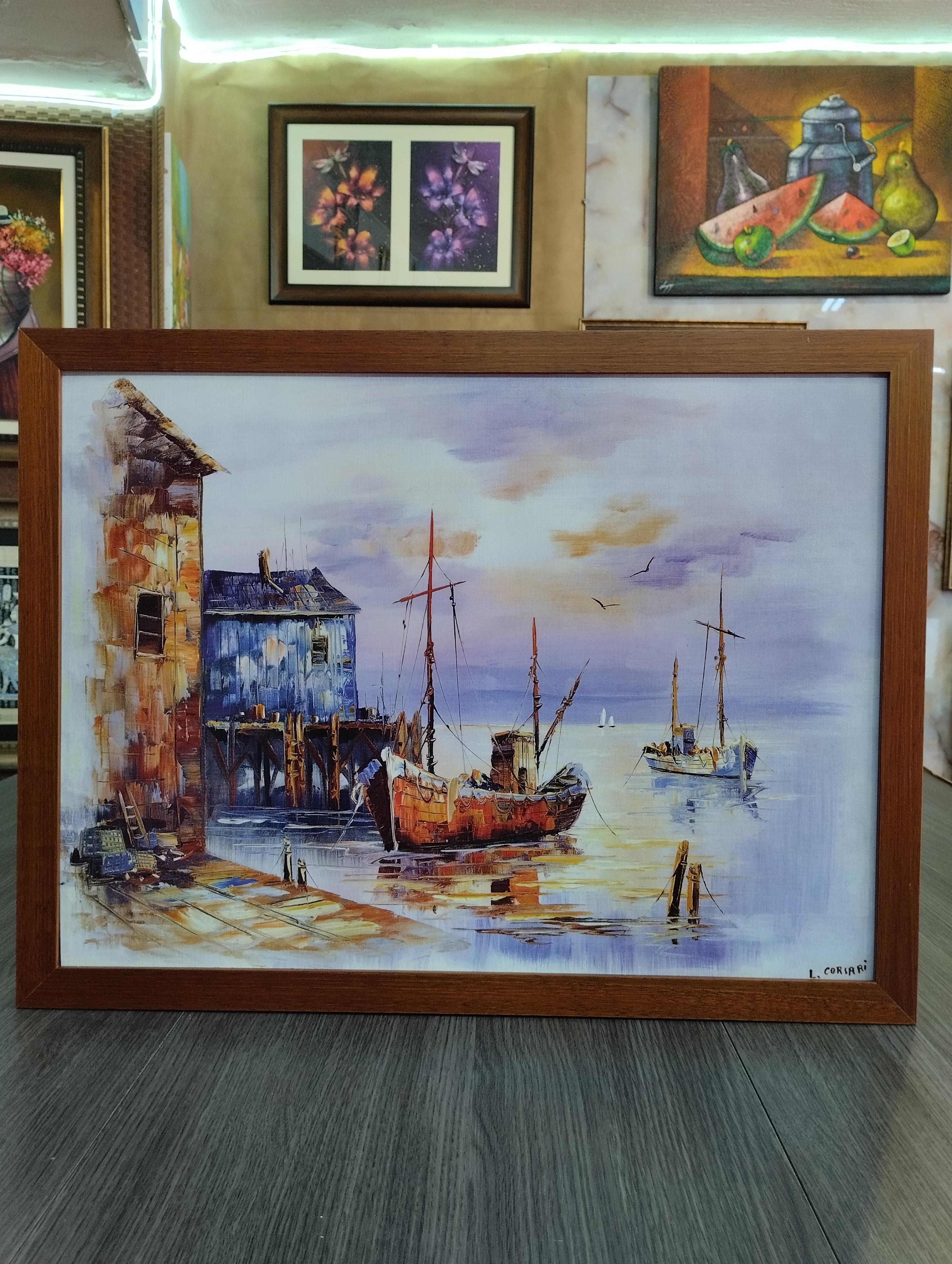 Puerto de barcos. Barcos amarrados junto a una casa de madera en un muelle tranquilo, con reflejos suaves en el agua y cielo claro; marco de madera calido y sobrio.